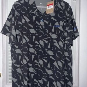Nike Men's Black and Gray Patterned Shirt